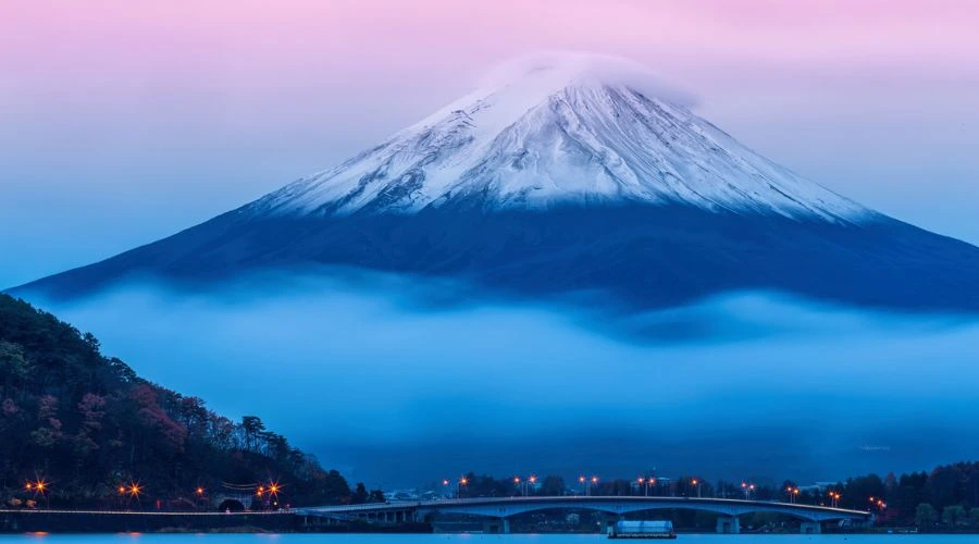 Mount Fuji je nejvyšší aktivní sopka v Japonsku. V náboženství šintoismu.