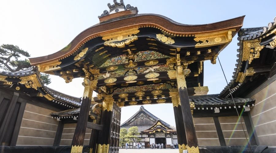 Palác Nijo byl postaven na počátku 16. století. Byl to domov prvního vojenského diktátora Kjóta během období Edo