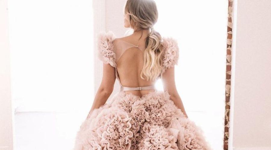 Linda em vestido de noiva rosa para noiva
